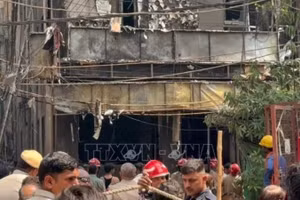 Hiện trường vụ hỏa hoạn tại tòa nhà ở khu Malviya Nagar, phía nam Thủ đô New Delhi, Ấn Độ ngày 3/6.
