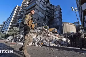 Tòa nhà bị phá hủy sau các đợt không kích của Israel xuống Beirut, Liban. (Ảnh: THX/TTXVN) 