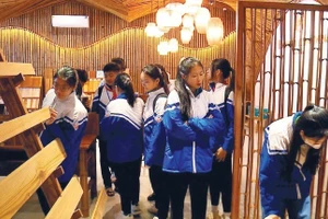 Học sinh Trường trung học cơ sở Linh Sơn, tỉnh Thanh Hóa thăm nhà máy sản xuất của Công ty cổ phần Bamboo King Vina.