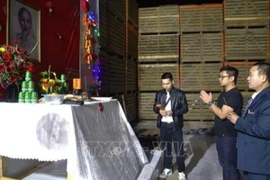 Đại diện Đại sứ quán Việt Nam tại Israel và cộng đồng người Việt Nam dâng hương trước bàn thờ Chủ tịch Hồ Chí Mình. 