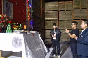 Đại diện Đại sứ quán Việt Nam tại Israel và cộng đồng người Việt Nam dâng hương trước bàn thờ Chủ tịch Hồ Chí Mình. 