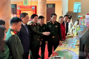 Lãnh đạo Quân khu 2 cùng lãnh đạo tỉnh Lào Cai tham quan sản phẩm báo chí tại hội nghị. (Ảnh: THANH SƠN)