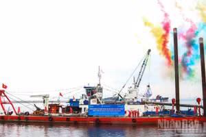 Tàu thực hiện nghi thức khởi công trên biển.