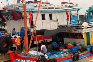 Bộ đội Biên phòng cửa khẩu Cảng Nghi Sơn kịp thời cứu hộ tàu cá bị bục nước.