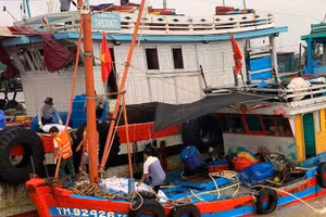 Bộ đội Biên phòng cửa khẩu Cảng Nghi Sơn kịp thời cứu hộ tàu cá bị bục nước.