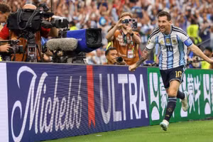 Cầu thủ Messi (đội tuyển Argentina) ăn mừng chiến thắng trong trận đấu thuộc bảng J (Ảnh: FIFA)