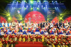 Các đại biểu và nghệ sĩ tại chương trình nghệ thuật chính luận “Một thời hoa lửa”. (Ảnh: SƠN HẢI)