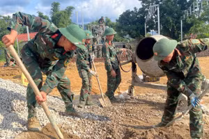 Cán bộ, chiến sĩ thuộc Bộ Chỉ huy quân sự tỉnh Lai Châu triển khai xây dựng nhà ở cho người dân bị mất nhà trong lũ tại nơi ở mới.