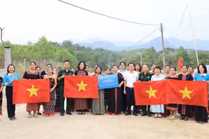 Trao tặng công trình góp phần xây dựng nông thôn mới vùng biên.