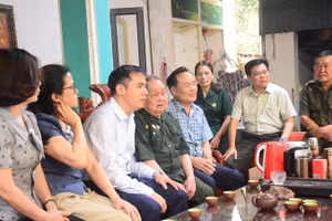 Ông Nguyễn Hữu Chấp (người thứ 4 từ trái sang) bày tỏ niềm vui khi có thêm một lần được góp sức xây dựng mảnh đất Điện Biên phát triển xứng đáng với tầm vóc "Chiến thắng Điện Biên Phủ lừng lẫy năm châu, chấn động địa cầu".