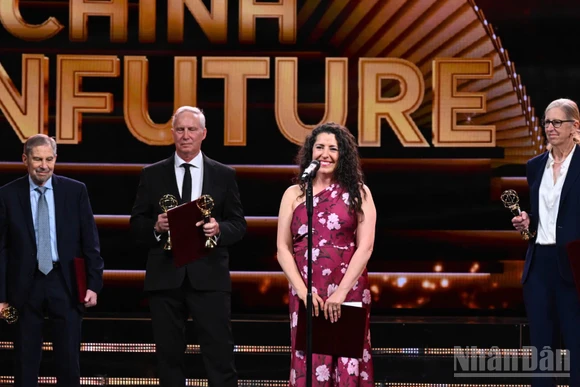 Giải thưởng Chính VinFuture 2025 đã được trao cho Tiến sĩ Douglas R Lowy, Tiến sĩ John T Schiller, Tiến sĩ Aimée R Kreimer và Giáo sư Maura Gillison – Vì những khám phá và phát triển vaccine HPV nhằm phòng ngừa các khối u do virus papilloma ở người gây ra. (Ảnh: THÀNH ĐẠT)