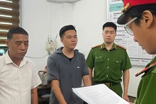 Giám đốc Nguyễn Văn Đây (ngoài cùng bên trái) và kế toán Bùi Yên Khánh (thứ hai từ trái sang).