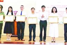 Lãnh đạo thành phố Đà Nẵng trao thưởng các tập thể có thành tích xuất sắc trong triển khai thực hiện Đề án. (Ảnh XUÂN HẬU)