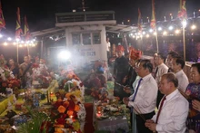 Lãnh đạo tỉnh Hòa Bình dâng hương tại Lễ cầu ngư 2025.
