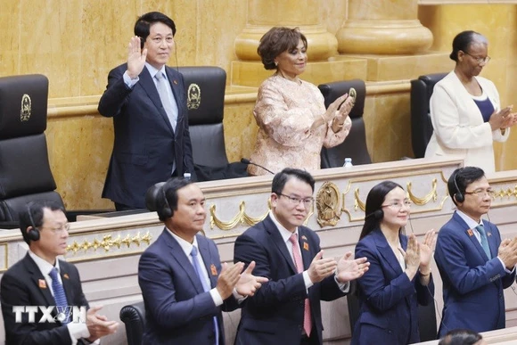 Chủ tịch nước Lương Cường phát biểu chính sách với các Nghị sỹ Quốc hội Angola. (Ảnh: LÂM KHÁNH/TTXVN)