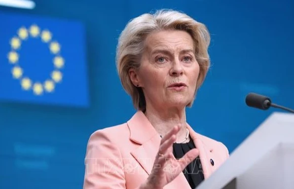 Chủ tịch Ủy ban châu Âu Ursula von der Leyen phát biểu tại cuộc họp báo ở Brussels, Bỉ. (Ảnh: THX/TTXVN)