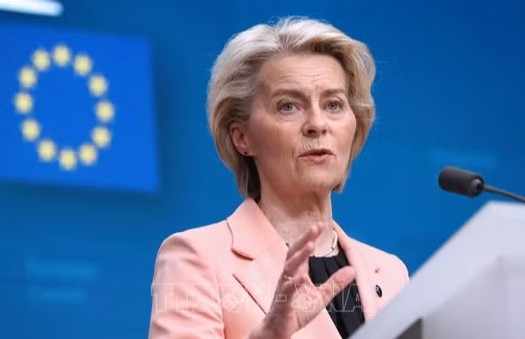 Chủ tịch Ủy ban châu Âu Ursula von der Leyen phát biểu tại cuộc họp báo ở Brussels, Bỉ. (Ảnh: THX/TTXVN)