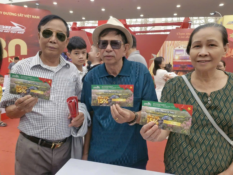 Mỗi tấm phiếu là sự tri ân của ngành Đường sắt dành cho khách hàng. z6982524915842-b0b1da35551832a3df68fe8d74b0f3a1.jpg