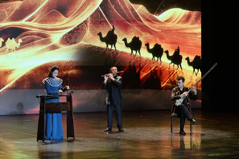 Conjunto de instrumentos musicales tradicionales interpretado por los artistas Trieu Hung, A Dia Luc y Loi Oanh. (Fuente: Teatro Ho Guom) sac-mau-trung-hoc-2.jpg