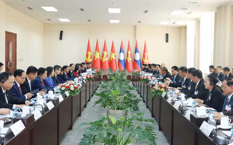 Thường trực Ban B&iacute; thư Trần Cẩm T&uacute; hội đ&agrave;m với Thường trực Ban B&iacute; thư Trung ương Đảng Nh&acirc;n d&acirc;n C&aacute;ch mạng L&agrave;o Vilay Lakhamphong. (Ảnh: Phương Hoa/TTXVN)