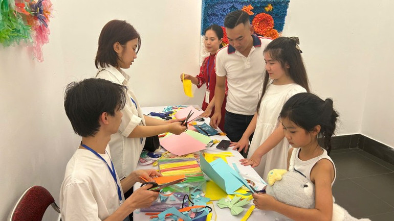 Qua hoạt động “chung tay – gắn kết – tái tạo”, workshop mong muốn một không gian giáo dục không lời, nhẹ nhàng mà thấm sâu, nơi trẻ em không chỉ học vẽ mà còn học làm người sống có trách nhiệm với môi trường. z6820691501222-3db6bf5bac7c34d9231f555dbc7963af-58.jpg