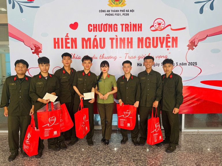 Đại úy Hà Mi và các chiến sĩ nghĩa vụ tham gia hiến máu.