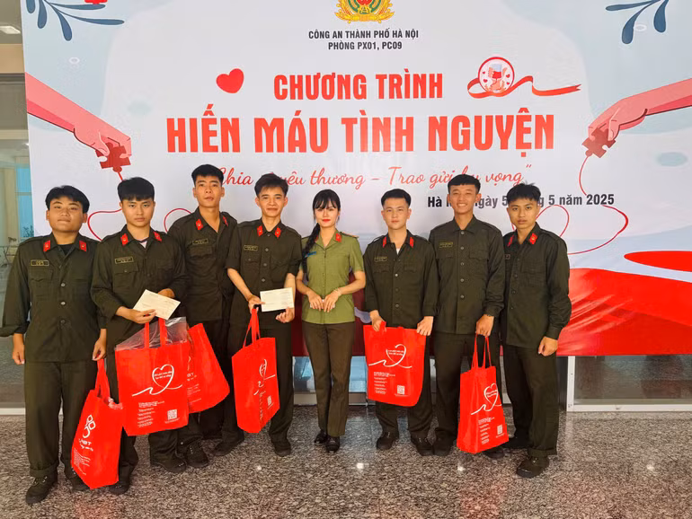 Đại úy Hà Mi và các chiến sĩ nghĩa vụ tham gia hiến máu.