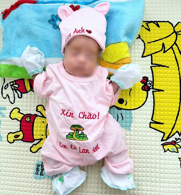 80 दिनों से अधिक के गहन उपचार के बाद, समय से पहले जन्मी बच्ची को अच्छे स्वास्थ्य के साथ अस्पताल से छुट्टी दे दी गई, उसका वजन 2 किलोग्राम था। z7200125158034-79d14930ed3c60a0621d669d4dfbc4e4.jpg