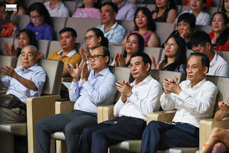 Đại tướng Phan Văn Giang, Ủy viên Bộ Chính trị, Bộ trưởng Quốc phòng; đồng chí Lê Hoài Trung, Bí thư Trung ương Đảng, Quyền Bộ trưởng Ngoại giao; đồng chí Lê Hải Bình, Ủy viên dự khuyết Trung ương Đảng, Thứ trưởng Thường trực Văn hóa, Thể thao và Du lịch tới dự chương trình. 0s4a0428-34.jpg