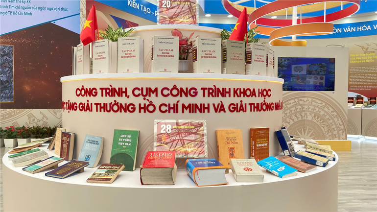 ស្នាដៃ និងក្រុមស្នាដៃត្រូវបានប្រគល់រង្វាន់ហូជីមិញ និងរង្វាន់រដ្ឋដោយអ្នកវិទ្យាសាស្ត្រនៃបណ្ឌិត្យសភាវិទ្យាសាស្ត្រសង្គមវៀតណាមនៅឯពិព័រណ៍ “៨០ឆ្នាំនៃដំណើរឯករាជ្យ-សេរីភាព-សុភមង្គល”។ Công trình, cụm công trình được tặng Giải thưởng Hồ Chí Minh, Giải thưởng Nhà nước của các nhà khoa học Viện Hàn lâm Khoa học xã hội Việt Nam tại Triển lãm “80 năm hành trình Độc lập-Tự do-Hạnh phúc”.