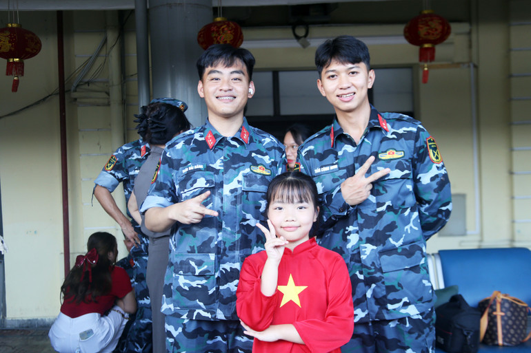 Nhân dân xúc động chia tay các lực lượng trở về đơn vị img-9570.jpg