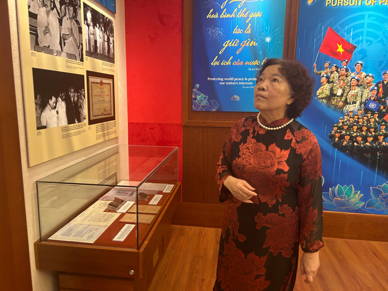 Bà Nguyễn Thanh Hà, con gái cố Đại tướng Nguyễn Chí Thanh tại khu trưng bày. con-gai-dai-tuong-nguyen-chi-thanh.jpg