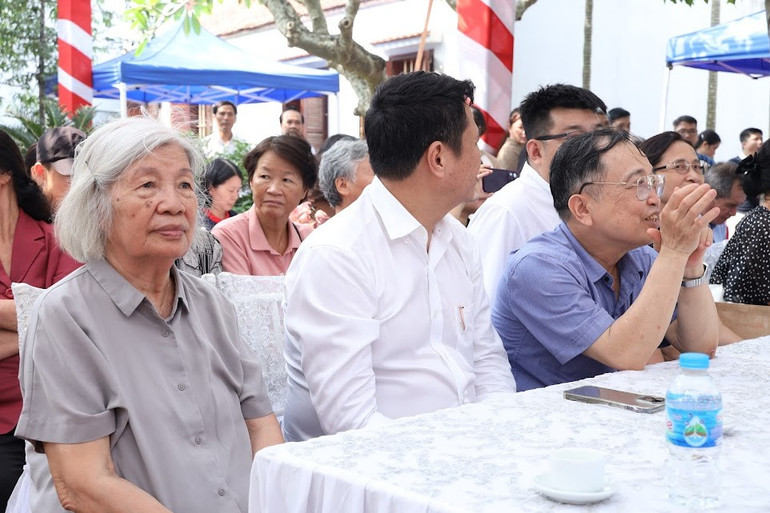 Bà Trần Thị Đăng Thư xúc động khi lắng nghe những hồi ức về quá trình cống hiến của cha mình. Bà Trần Thị Đăng Thư xúc động khi lắng nghe những hồi ức về quá trình cống hiến của cha mình.