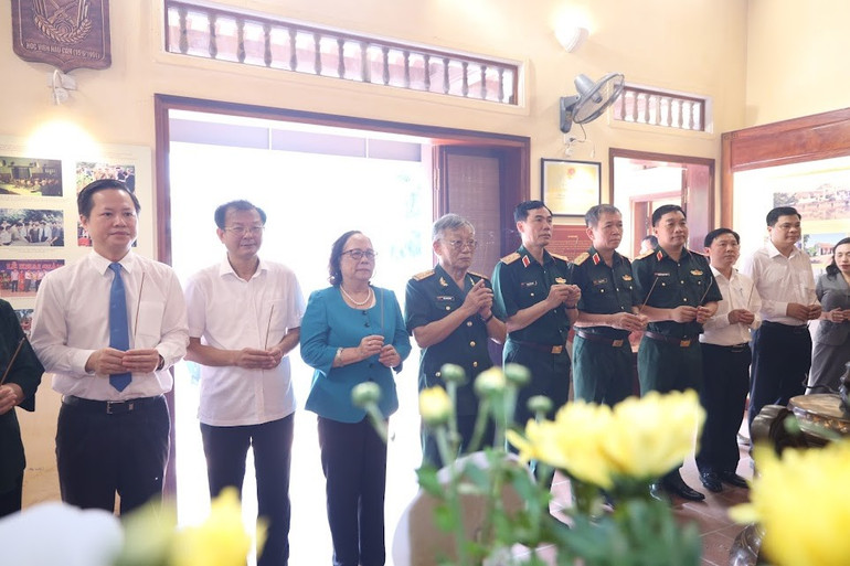 Các đại biểu dâng hương tưởng niệm đồng chí Trần Đăng Ninh. img-5006.jpg