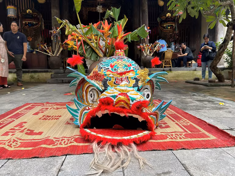 Chiếc đầu sư tử Bắc Bộ từ năm 1932 được lưu giữ tại làng Phượng Bản (Chương Mỹ, Hà Nội)