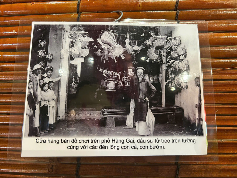 Một trong những bức ảnh tư liệu về trung thu xưa được Kevin Vương giới thiệu trong triển lãm. z7056473643053-e61a334a53d04d452263d938a3507e3c.jpg