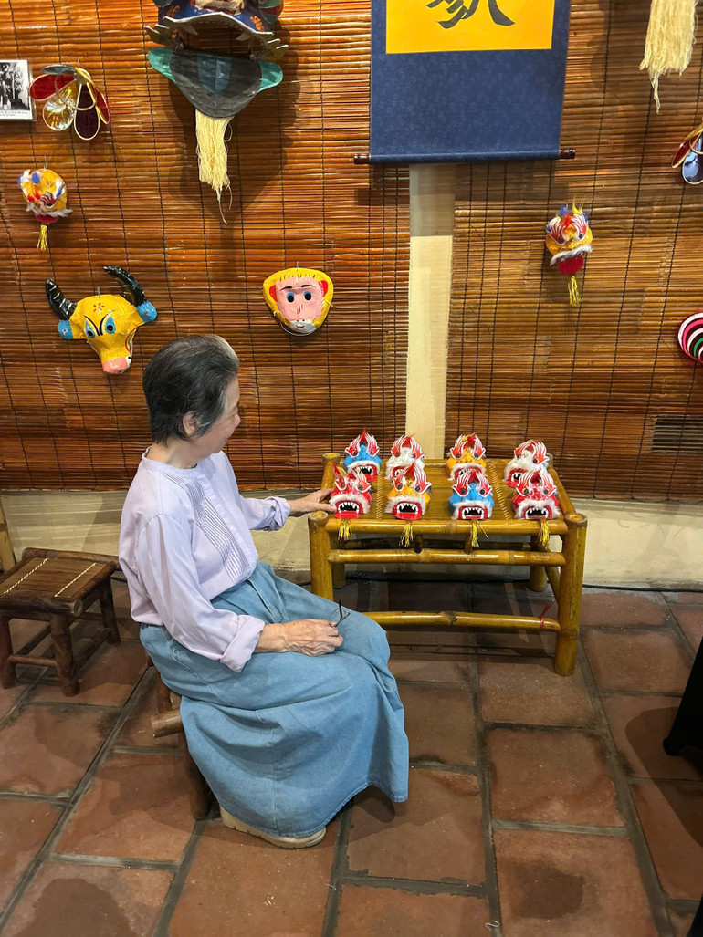 Nhà văn Lê Phương Liên tại triển lãm "Trăng ta". z7056460141304-6d15da30132c565a8473646b14e0fac8.jpg