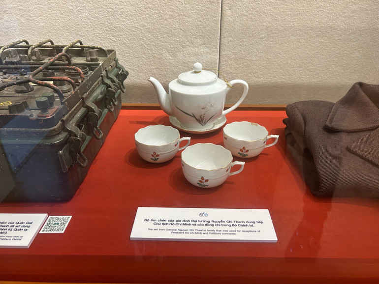 Bộ ấm chén của gia đình Đại tướng Nguyễn Chí Thanh dùng tiếp Chủ tịch Hồ Chí Minh và các đồng chí trong Bộ Chính trị. Bộ ấm chén của gia đình Đại tướng Nguyễn Chí Thanh dùng tiếp Chủ tịch Hồ Chí Minh và các đồng chí trong Bộ Chính trị.