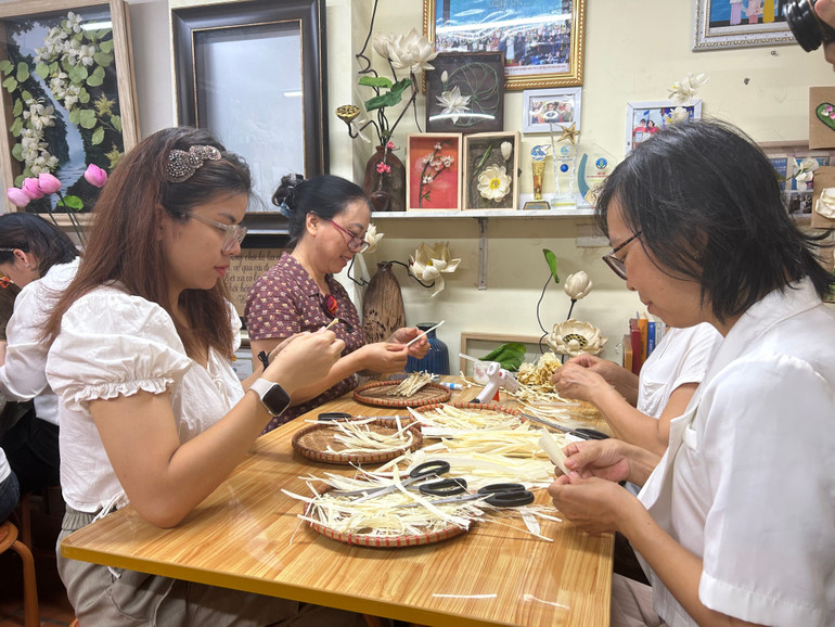 Công việc làm hoa khô từ vỏ ngô đòi hỏi sự tỉ mỉ và khéo léo trong từng công đoạn. img-72641.jpg