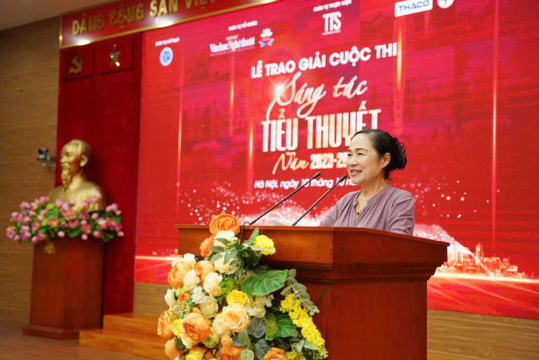 Nghệ sĩ Nhân dân Trịnh Thúy Mùi, Phó Chủ tịch của Liên hiệp các Hội Văn học Nghệ thuật Việt Nam, Chủ tịch Hội Nghệ sĩ Sân khấu Việt Nam phát biểu tại lễ trao giải. Nghệ sĩ Nhân dân Trịnh Thúy Mùi, Phó Chủ tịch của Liên hiệp các Hội Văn học Nghệ thuật Việt Nam, Chủ tịch Hội Nghệ sĩ Sân khấu Việt Nam phát biểu tại lễ trao giải.