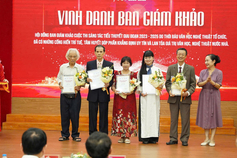 Ban tổ chức tặng hoa vinh danh các thành viên trong Ban Giám khảo. z7102379902706-38f65a654a01c3e35aadca4beb0d8ff3.jpg