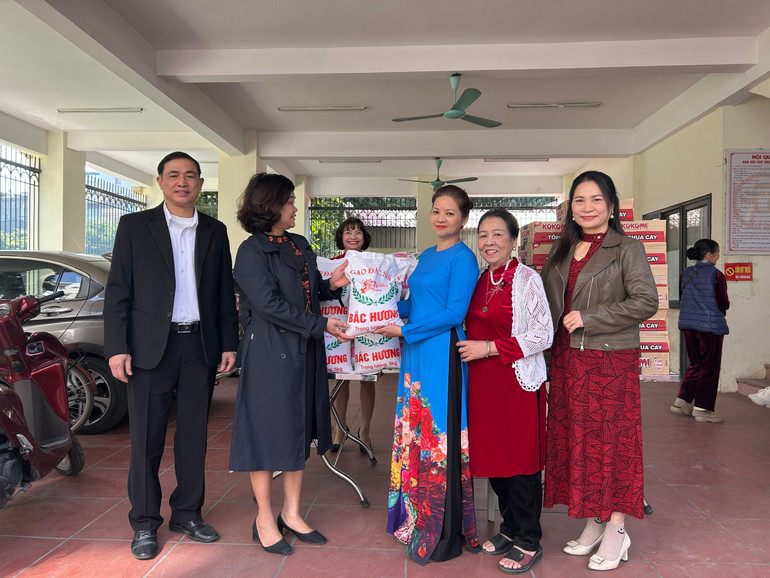 Câu lạc bộ Liên thế hệ Tự giúp nhau phường Khương Đình quyên góp ủng hộ đồng bào vùng lũ. z7284406944156-1750d3f3d63d8f8543f11a1bb0803887.jpg