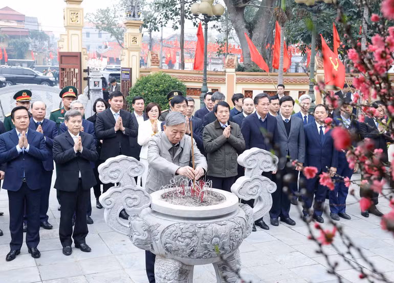 Tổng Bí thư Tô Lâm và đoàn công tác Trung ương dâng hương tại Nhà tưởng niệm Trung tướng Nguyễn Bình, xã Nguyễn Văn Linh, tỉnh Hưng Yên. (Ảnh: THỐNG NHẤT-TTXVN)