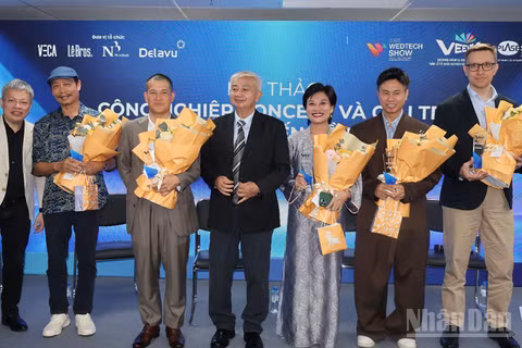 Các diễn giả và đại biểu tại hội thảo. (Ảnh: KHÁNH LY)