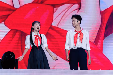 Nguyễn Phó Tường Vy (bên trái) tại concert “Chắp cánh tuổi thơ” của Báo Nhân Dân. (Ảnh: Nhân vật cung cấp)