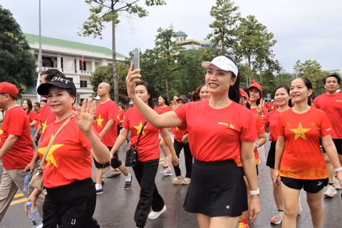 Tiếp sau nghi thức chào cờ, hoạt động đi bộ chính bắt đầu tại tất cả các địa phương. (Ảnh: HP)