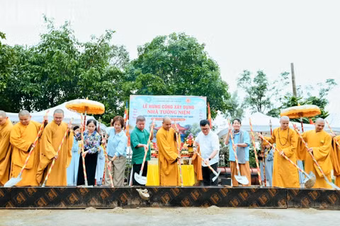 Các đại biểu tiến hành nghi thức Hưng công xây dựng Nhà Tưởng niệm anh linh Liệt sĩ nhà báo cách mạng Việt Nam.
