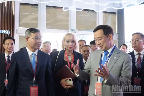 Bộ trưởng Tài chính Việt Nam Ngô Văn Tuấn gặp ông Aysen Nikolayev, người đứng đầu Cộng hòa Sakha (Yakutia), Liên bang Nga. (Ảnh: THANH THỂ)