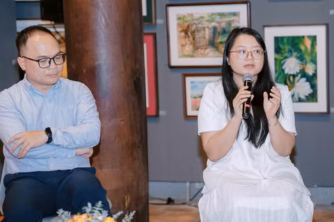 Đạo diễn trẻ Hà Lệ Diễm (bên phải), tác giả phim tài liệu "Những đứa trẻ trong sương". (Ảnh: VŨ ANH)