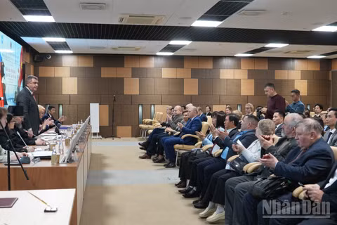 Quyền Chủ tịch Ủy ban Đối ngoại Saint Petersburg Vyacheslav Kalganov phát biểu ý kiến. (Ảnh: THANH THỂ)